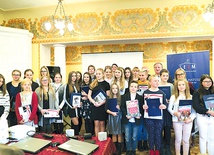 ▼	Laureaci konkursu z organizatorami.