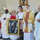 Z obrazem MB Pompejańskiej w Shirati: (od lewej) ks. Stanisław Kozieł, bp Michael Msonganzila, Lidia Wajdzik z wnuczką Kingą, ks. Przemysław Gorzołka i ks. Konrad Caputa.