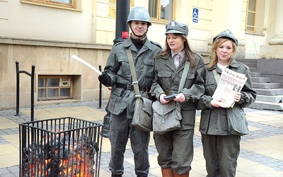 ▲	Poprzez rekonstrukcje wydarzeń z 1981 roku młodzi lepiej rozumieją historię.