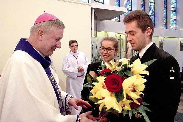 ▲	Studenci prosili bp. Wiesława o modlitwę w intencji ich Alma Mater.