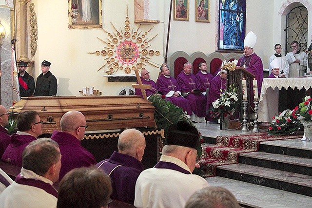 ▲	Na uroczystość żałobną przybyli goście z całej Polski i różnych zakątków świata.