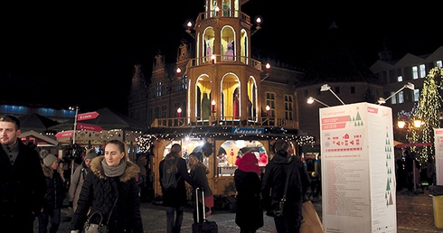 ▲	Kiermasz w Gdańsku cieszy się, jak zawsze, dużym zainteresowaniem. Potrwa do 23 grudnia.