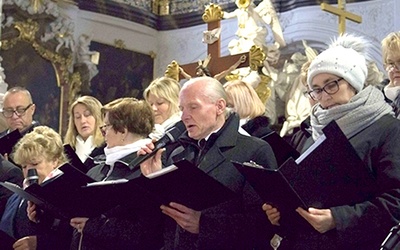 Słowno-muzyczny koncert grupy parafialnej ze Złotoryi wzbogacony był prezentacją multimedialną.