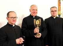 ▲	Rawscy duszpasterze cieszą się, że w o. Stanisławie mają orędownika.