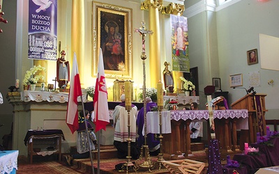 ▼	W Babsku na zakończenie Mszy św. modlono się przed wystawionym Najświętszym Sakramentem.