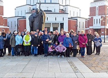 Pielgrzymi, którzy przyjechali do Łagiewnik, odwiedzili także sanktuarium św. Jana Pawła II. 