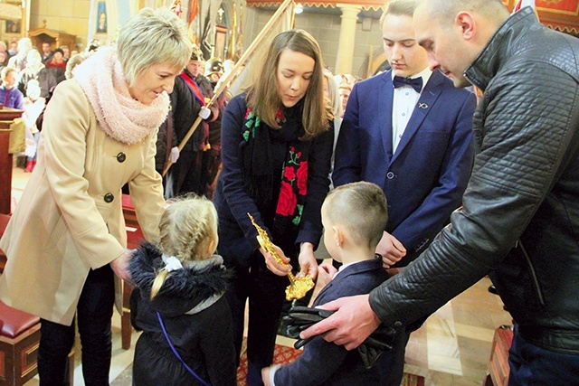 Depozyt wiary przekazywany wraz z relikwiami najmłodszemu pokoleniu lipniczan.