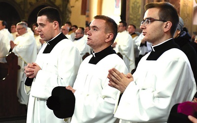 Seminarzyści trzeciego roku w czasie uroczystości nałożenia stroju duchownego.