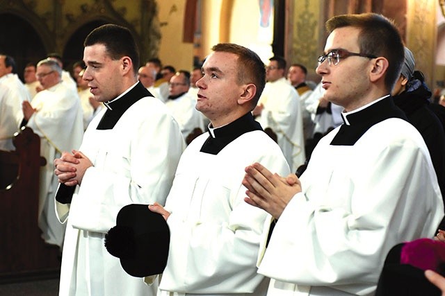 Seminarzyści trzeciego roku w czasie uroczystości nałożenia stroju duchownego.