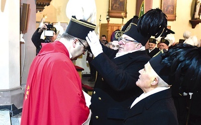 Przed rozpoczęciem Mszy św. ks. Krzysztof został uroczyście wprowadzony na stanowisko kapelana górników w Nowej Rudzie i okolicach.