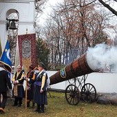 ▲	Wystrzał z beczki „wiwatówki”.