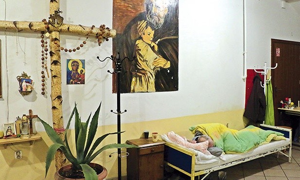 Dywiz w nazwie inicjatywy nie jest przypadkowy. Ma wskazywać, że każdy z domu wyszedł, a rodzina, społeczność lokalna, ojczyzna mogą bezdomnemu zapewnić opiekę.