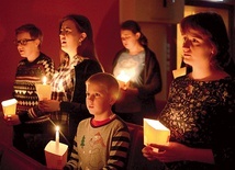 Na początku Mszy św. kaplicę rozświetlają tylko świece.