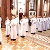 Nowi słudzy Eucharystii podczas obrzędów w katedrze.