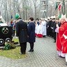 Złożenie wieńca przy pomniku w hołdzie górniczej pracy.