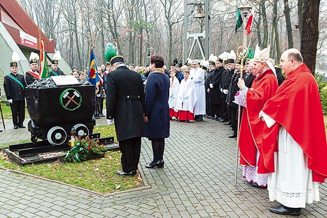 Złożenie wieńca przy pomniku w hołdzie górniczej pracy.