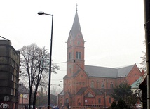 Świątynia położona jest przy głównej ulicy Bobrka.