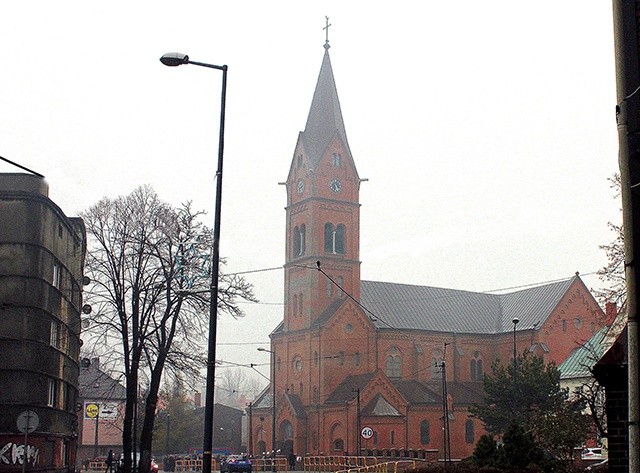 Świątynia położona jest przy głównej ulicy Bobrka.