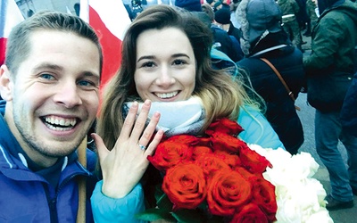 Mateusz i Aneta zaręczyli się 11 listopada w 100. rocznicę odzyskania niepodległości przez Polskę.