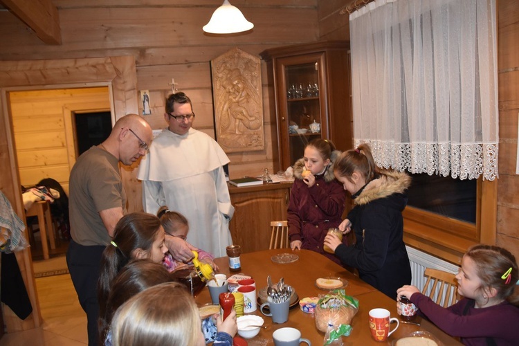 Roraty i śniadanie u dominikanów w Małem Cichem