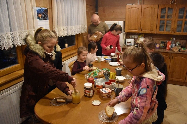 Roraty i śniadanie u dominikanów w Małem Cichem