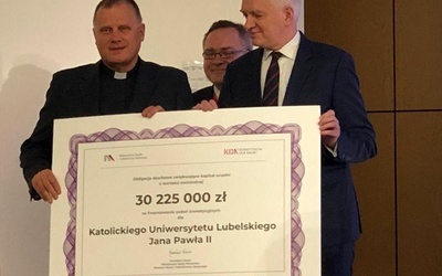 Symboliczny czek dla Katolickiego Uniwersytetu Lubelskiego wręczył wicepremier Jarosław Gowin