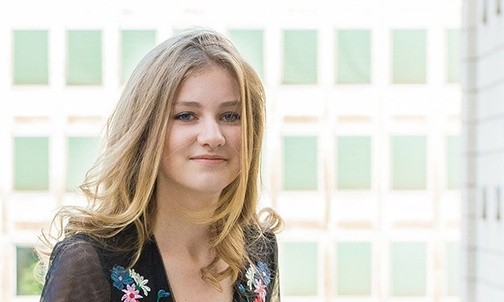 Elżbieta, l. 17, księżna Brabancji  Królestwo Belgii Jest najstarszą córką Filipa, króla Belgów, i jego żony, królowej Matyldy. We wrześniu tego roku wyjechała do szkoły Atlantic College w Walii. Uczą się tam studenci z 90 krajów. Księżniczka ma być traktowana jak każdy uczeń, jedyną różnicą będzie to, że mają jej wszędzie towarzyszyć ochroniarze. Elżbieta mówi po holendersku, francusku, angielsku i niemiecku. Ma trójkę rodzeństwa – dwóch braci i siostrę. Razem z rodzicami mieszkają w pałacu królewskim ...