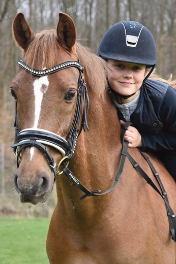 Izabella, l. 11, księżniczka Danii Królestwo Danii  Gdy się rodziła, z królewskiego zamku oddano 21 salw armatnich. Izabella uwielbia jeździć konno na swoim wierzchowcu Lancecie. Uczy się w publicznej szkole w Gentofte razem ze starszym o dwa lata bratem. Mieszka ze swoimi rodzicami i trójką rodzeństwa (bratem i bliźniakami) w pałacu w Kopenhadze.  Na 10. urodziny księżniczka Izabella dostała swój własny książęcy monogram. Dwa lata temu spostrzegawczy widzowie dostrzegli ją na koncercie Adele. Izabella ...