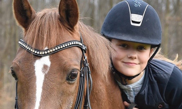Izabella, l. 11, księżniczka Danii Królestwo Danii  Gdy się rodziła, z królewskiego zamku oddano 21 salw armatnich. Izabella uwielbia jeździć konno na swoim wierzchowcu Lancecie. Uczy się w publicznej szkole w Gentofte razem ze starszym o dwa lata bratem. Mieszka ze swoimi rodzicami i trójką rodzeństwa (bratem i bliźniakami) w pałacu w Kopenhadze.  Na 10. urodziny księżniczka Izabella dostała swój własny książęcy monogram. Dwa lata temu spostrzegawczy widzowie dostrzegli ją na koncercie Adele. Izabella ...