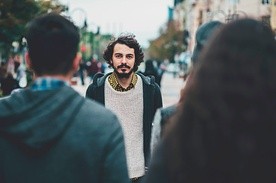 Uczeń Chrystusa staje nieraz przed dylematem, czy pójść z prądem – bo tak robią „wszyscy” – czy wybrać kierunek pod prąd, narażając się na drwiny otoczenia.