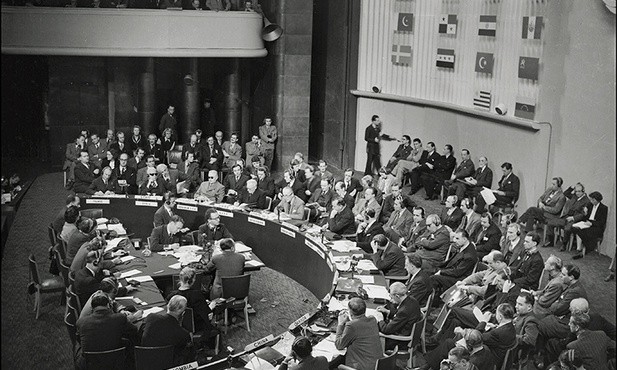 Powszechną deklarację praw człowieka uchwalono 10 grudnia 1948 r. podczas Zgromadzenia Ogólnego ONZ w Paryżu.