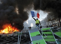 Rozgniewani sposobem uprawiania polityki  przez elity Francuzi wyszli na ulice. Protest przybrał formę rewolucji.