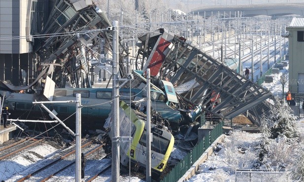 Zderzenie pociągów w Ankarze - są ofiary śmiertelne, dziesiątki rannych