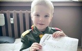 Mały Mariusz pomaga dzieciom
