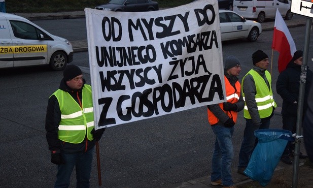 Rolnicy protestują z transparentami, flagami Polski i okrzykami: "Chemy żyć!"