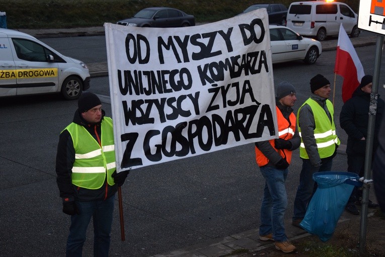 Rolnicy protestują z transparentami, flagami Polski i okrzykami: "Chemy żyć!"