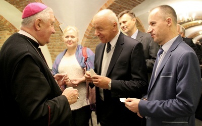 Biskup Romuald Kamiński przełamał się opłatkiem m.in. z prof. Bogdanem Chazanem