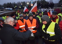 Protestujący rolnicy są już zziębnięci i głodni, jednak nie mogą opuśić terenu parkingu bez wylegitymowania. Herbatę otrzymali od sztabu kryzysowego