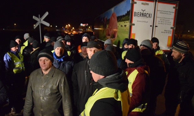 Rolnicy nie odpuszczają. Od prawie 12 godzin protestują pod zakładem mięsnym