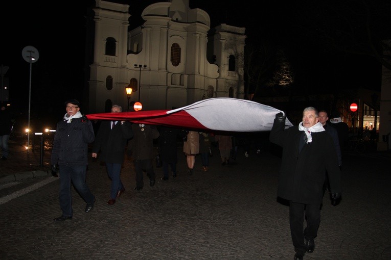 Flagę nieśli członkowie Solidarności oraz młodzież z "Pijarskiej"