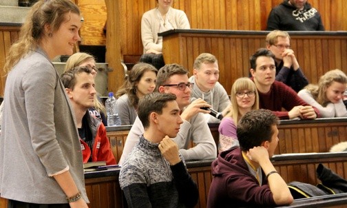 Studenci chcieli wiedzieć, jak pogodzić przyszłe życie zawodowe z wiarą