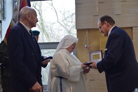 Odznaczenie z rąk Jana Józefa Kasprzyka odebrali: Jan Gromnicki, prezes Rodziny 14. Pułku Ułanów Jazłowieckich, oraz Matka Przełożona Generalna Zgromadzenia Sióstr Niepokalanek w Szymanowie