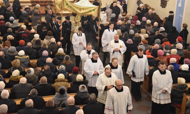 Uroczystą liturgię zakończyła procesja eucharystyczna