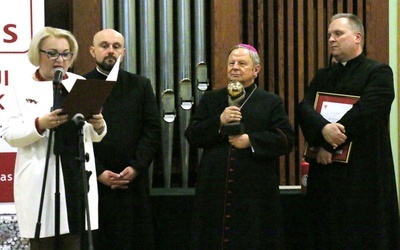 Złote Kule wręczali bp Henryk Tomasik, ks. Robert Kowalski (z prawej) i ks. Damian Drabikowski. Obok Anna Lis