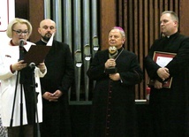 Złote Kule wręczali bp Henryk Tomasik, ks. Robert Kowalski (z prawej) i ks. Damian Drabikowski. Obok Anna Lis