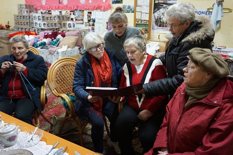 Aktywne seniorki z Głuszycy pomagają sobie i innym