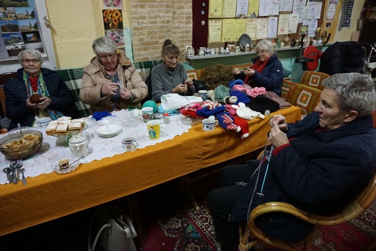 Aktywne seniorki z Głuszycy pomagają sobie i innym