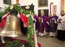 ▲	W kaplicy, podczas Mszy św., po raz pierwszy zabrzmiał dźwięk dzwonów.