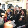 ▲	Wielu nastolatków szuka impulsów autentycznej wiary i okazji do spotkania z Bogiem.