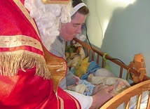 ▲	 Co roku do podopiecznych przychodzi św. Mikołaj.